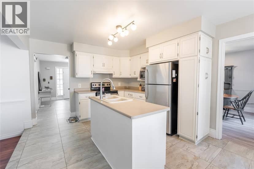 2718 Sandfield Crescent — photo 7 of 40