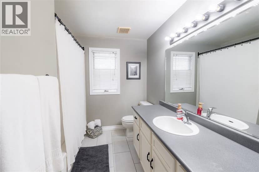 2718 Sandfield Crescent — photo 29 of 40