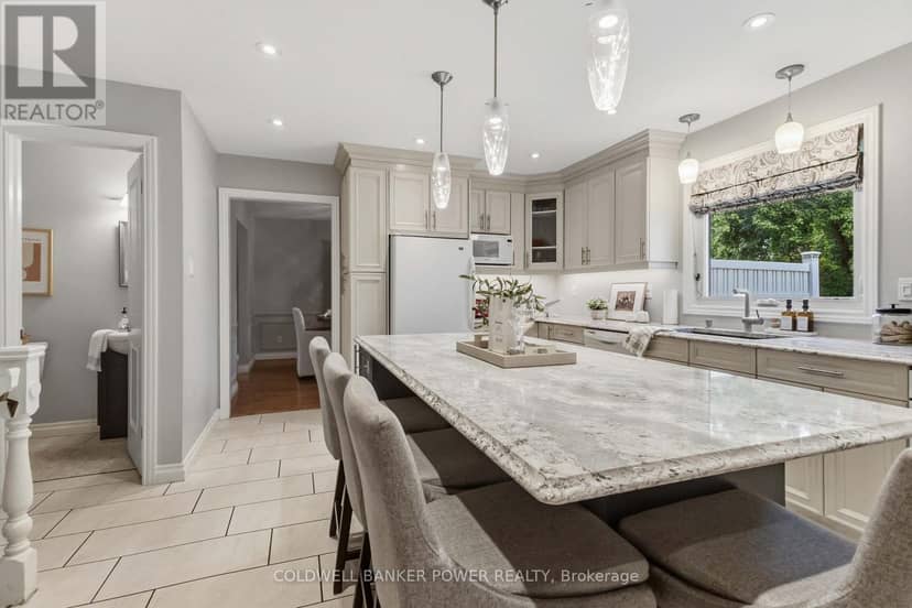30 Four Oaks Crescent — photo 13 of 40