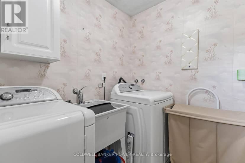 30 Four Oaks Crescent — photo 18 of 40