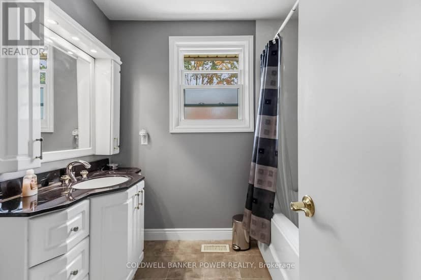 30 Four Oaks Crescent — photo 27 of 40