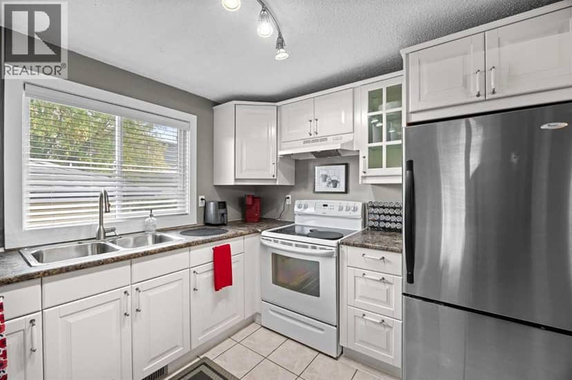 219 26 Avenue NE — photo 10 of 40