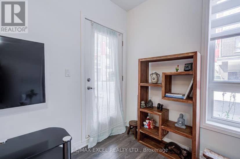 103 - 2 Adam Sellers Street — photo 34 of 40