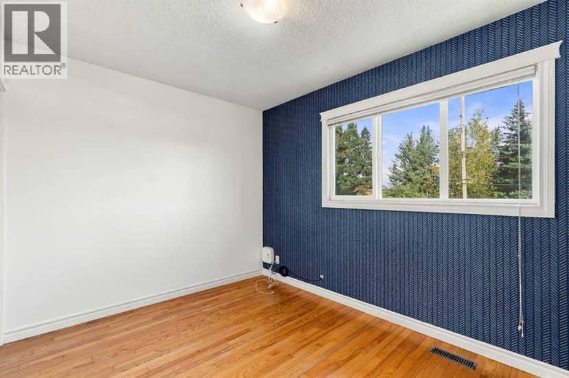 6624 37 Street SW — photo 18 of 35