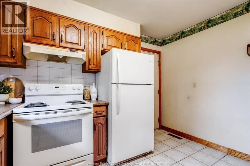1379 Oxford Ave — photo 13 of 40