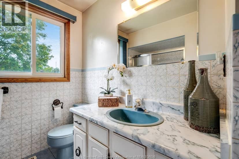 1379 Oxford Ave — photo 17 of 40