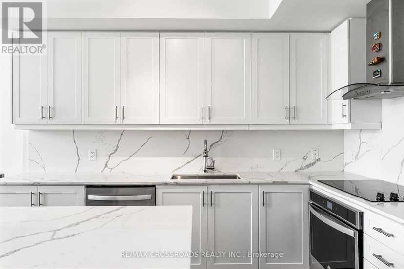 TH102 - 9618 Yonge Street — photo 7 of 31