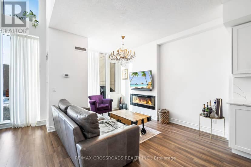 TH102 - 9618 Yonge Street — photo 9 of 31