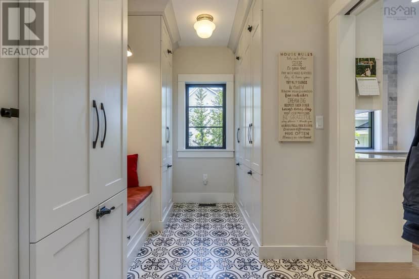 1170 Rockcliffe Street — photo 14 of 40