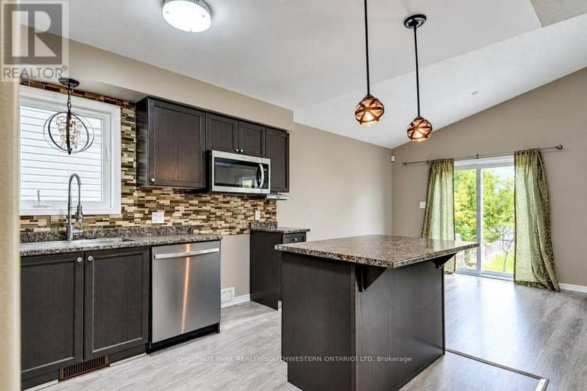 1651 Crimson Crescent — photo 6 of 40