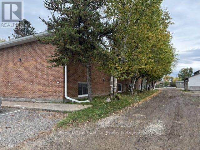 639 McKellar Street N — photo 10 of 13