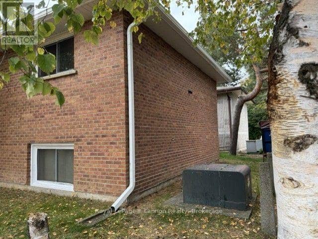 639 McKellar Street N — photo 11 of 13