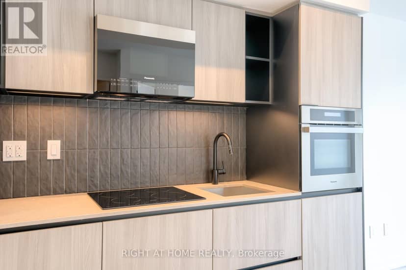 704 - 2 Augusta Avenue — photo 4 of 17
