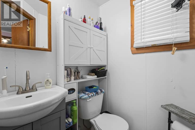 47 Earleton Avenue — photo 12 of 17