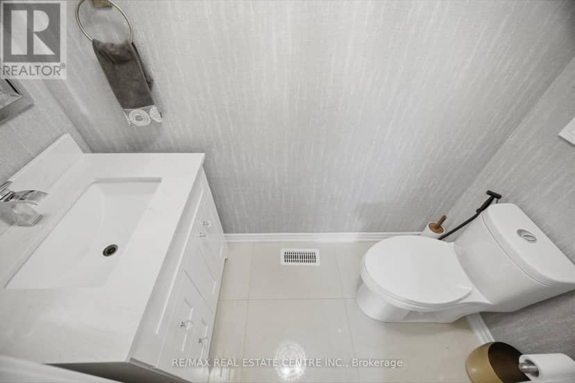 2425 Quetico Crescent — photo 18 of 40