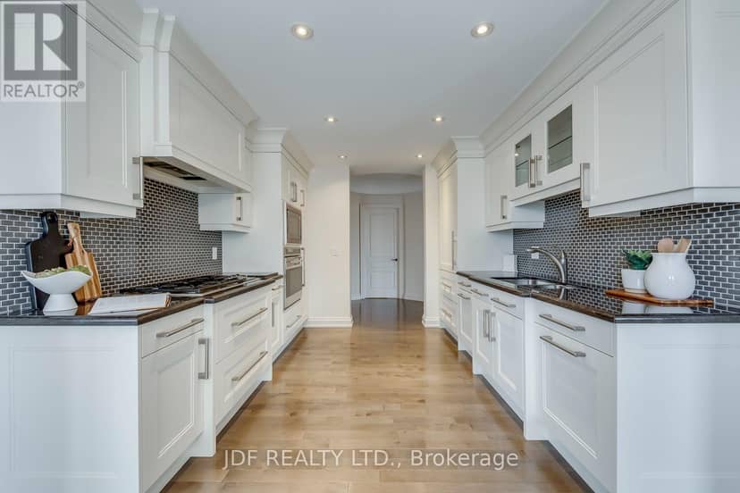 402 - 111 Forsythe Street — photo 10 of 35