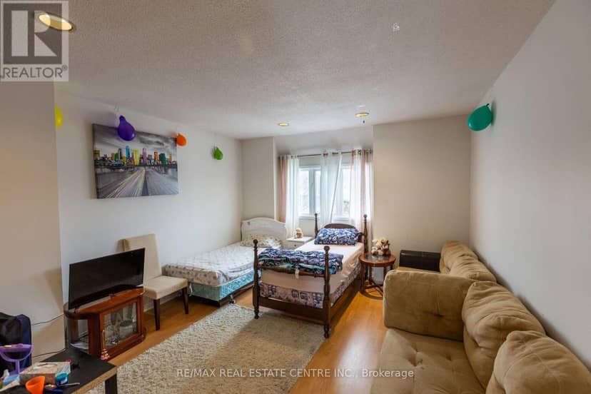 42 Wooliston Crescent — photo 9 of 32