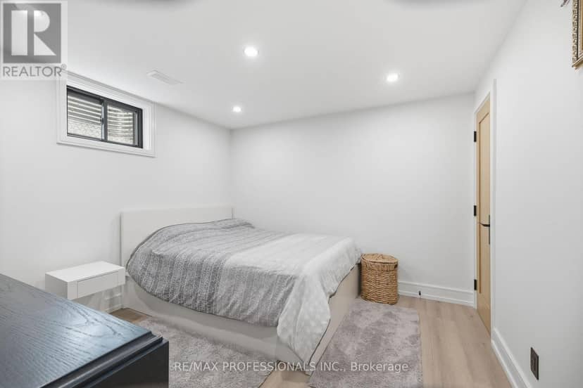 3328 Riverspray Crescent — photo 33 of 40