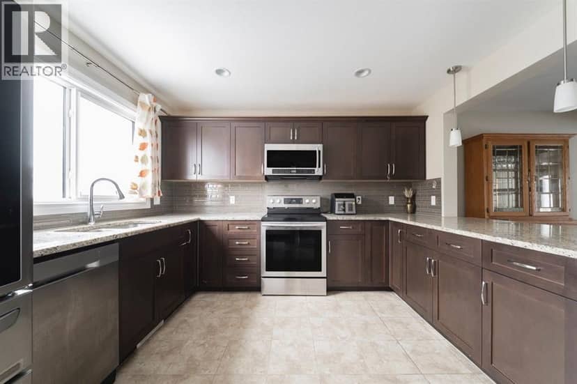 240 Comeau Crescent — photo 11 of 40