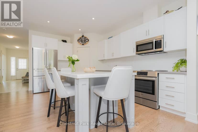 161 Hawthorn Crescent — photo 11 of 40
