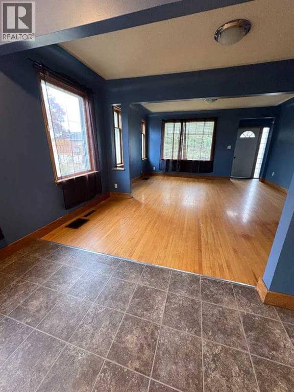 4517 53 Street — photo 15 of 31