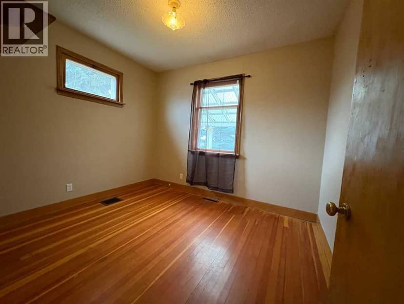 4517 53 Street — photo 12 of 31