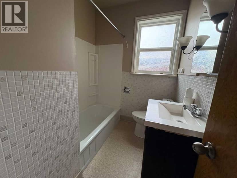 4517 53 Street — photo 13 of 31