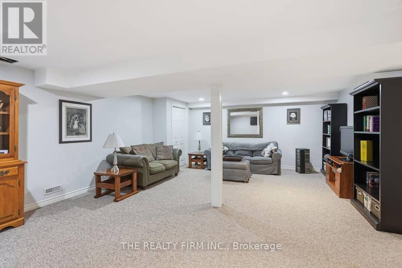 905 Dalhousie Drive — photo 33 of 40