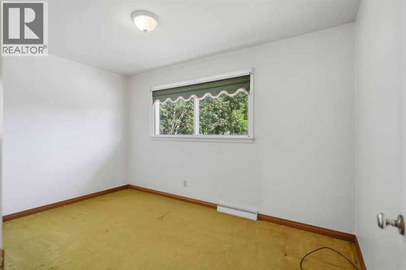 4015 39 Street — photo 17 of 38