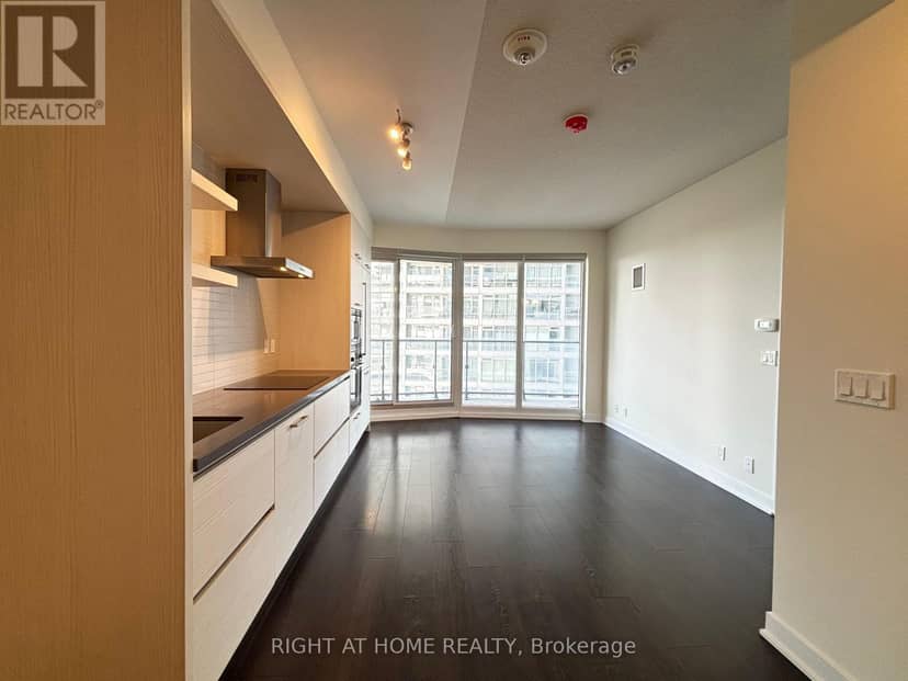 1205 - 2221 Yonge Street — photo 2 of 19
