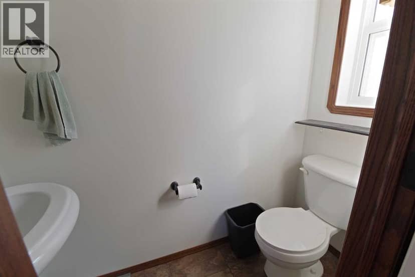604 6 Street N — photo 11 of 40