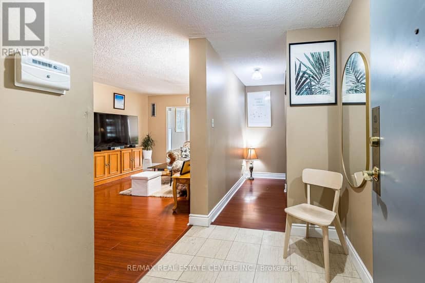 210 - 10 Malta Avenue — photo 12 of 40