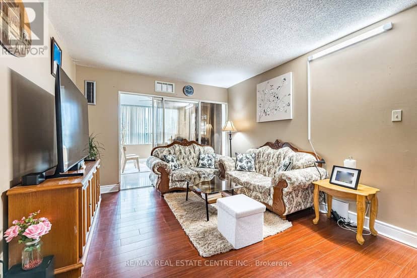 210 - 10 Malta Avenue — photo 18 of 40