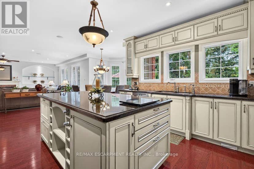 4278 Clubview Drive — photo 13 of 40