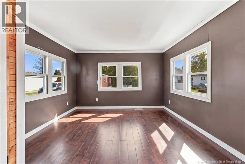 23 Douglas Crescent — photo 9 of 23