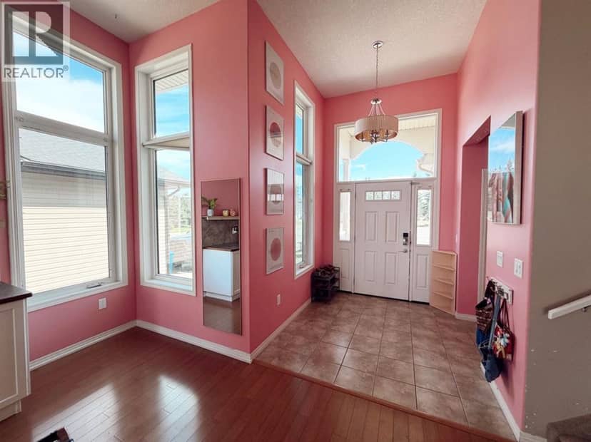 1016 2 Street NE, Sundre, photo 3