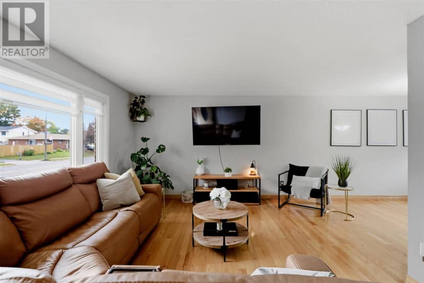 88 Chambers AVE — photo 5 of 31