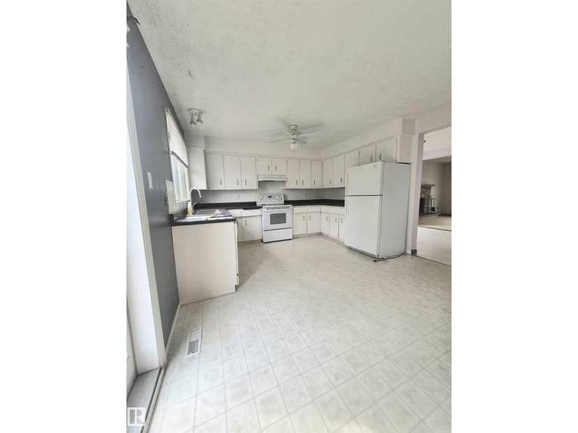 3801 33 AV — photo 10 of 29