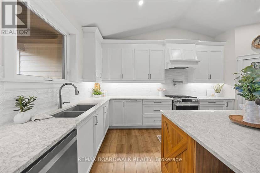 665 Drummond 5B Concession — photo 10 of 40