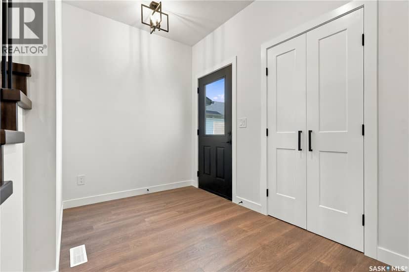 251 Doran WAY — photo 2 of 38