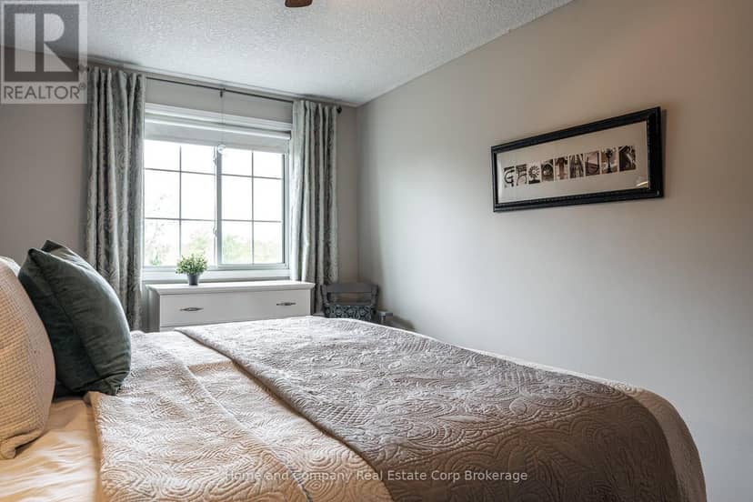 160 Athlone Crescent — photo 27 of 40
