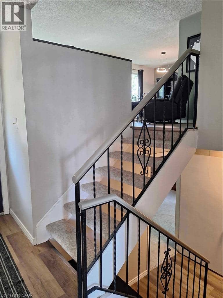 48 CRESTLYNN Crescent — photo 7 of 21