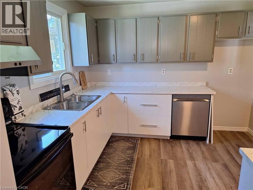 48 CRESTLYNN Crescent — photo 6 of 21