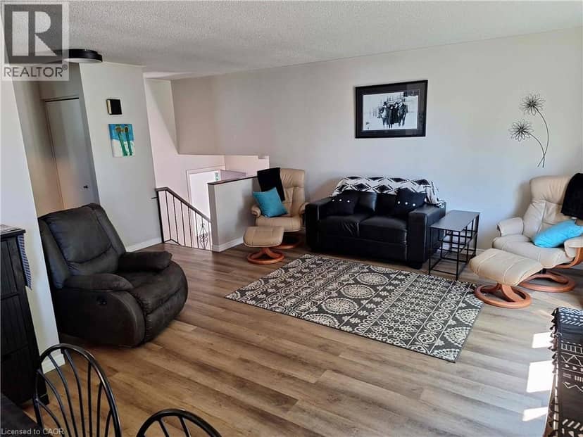 48 CRESTLYNN Crescent — photo 2 of 21