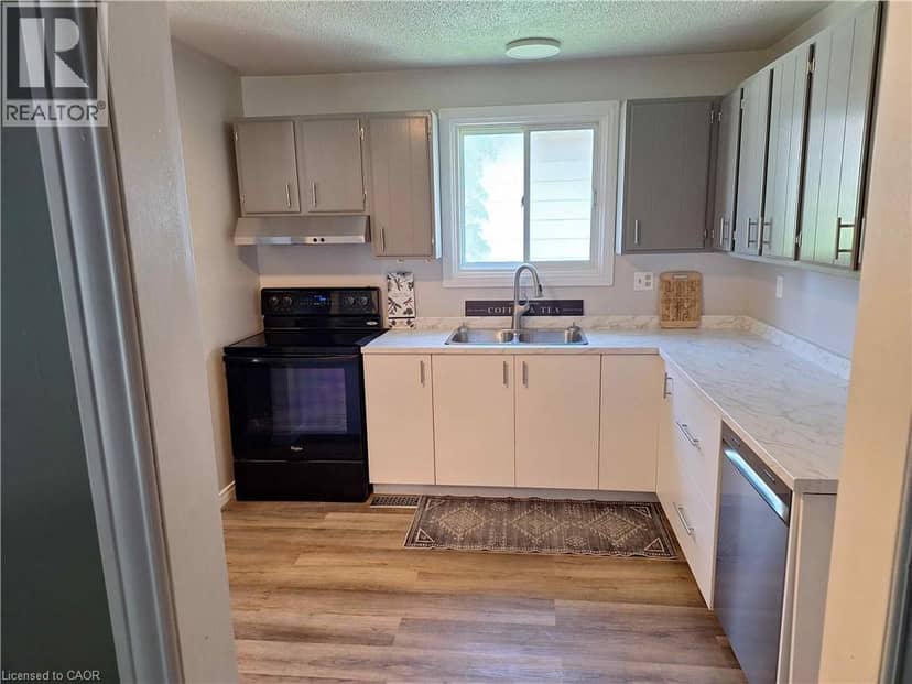 48 CRESTLYNN Crescent — photo 5 of 21