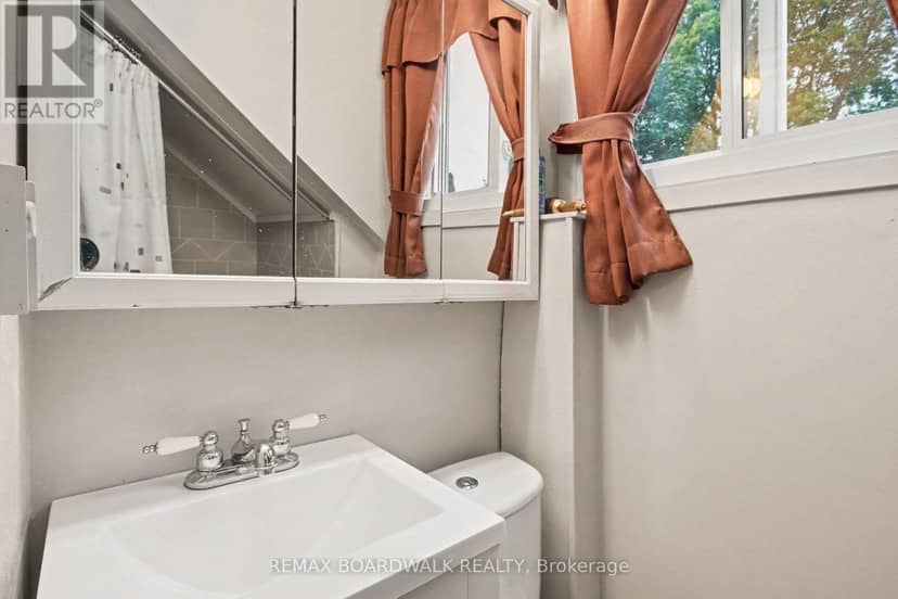 174 Munro Street — photo 11 of 22