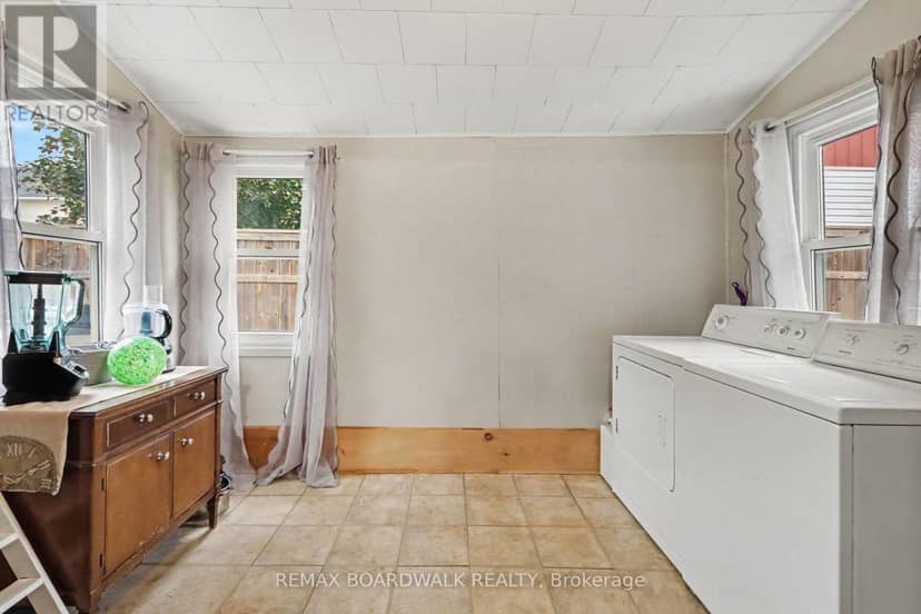 174 Munro Street — photo 12 of 22