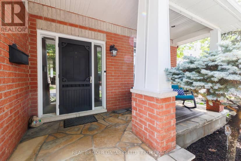11 Redbridge Crescent — photo 3 of 40