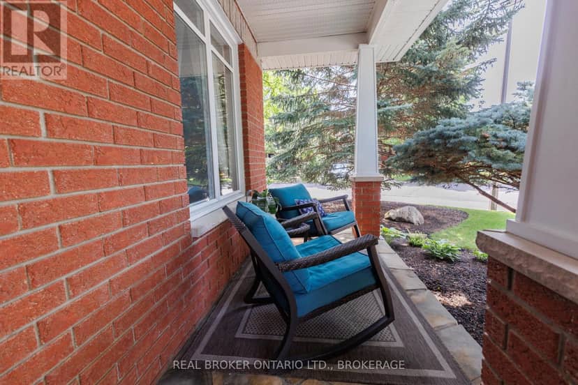 11 Redbridge Crescent — photo 4 of 40