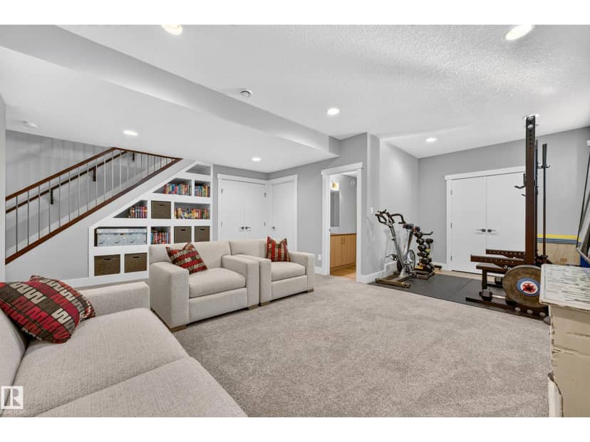 8922 77 AV NW — photo 35 of 40